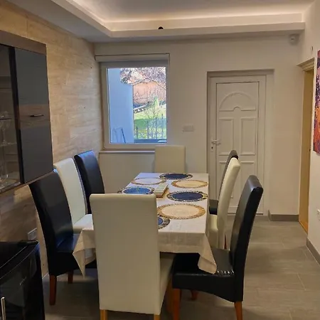 Gombos Maganszallashely *