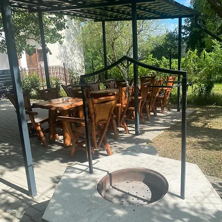 Gombos Maganszallashely Tatil Evi *