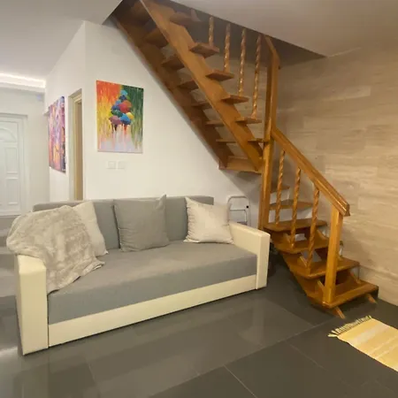Gombos Maganszallashely Holiday home Vonyarcvashegy