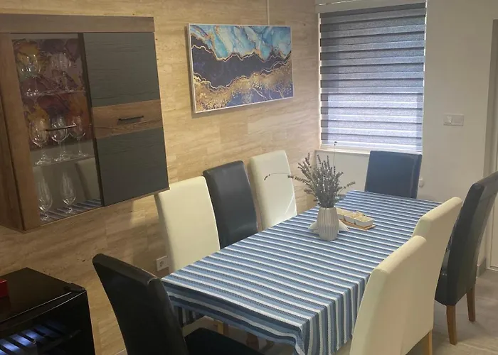 Gombos Maganszallashely *